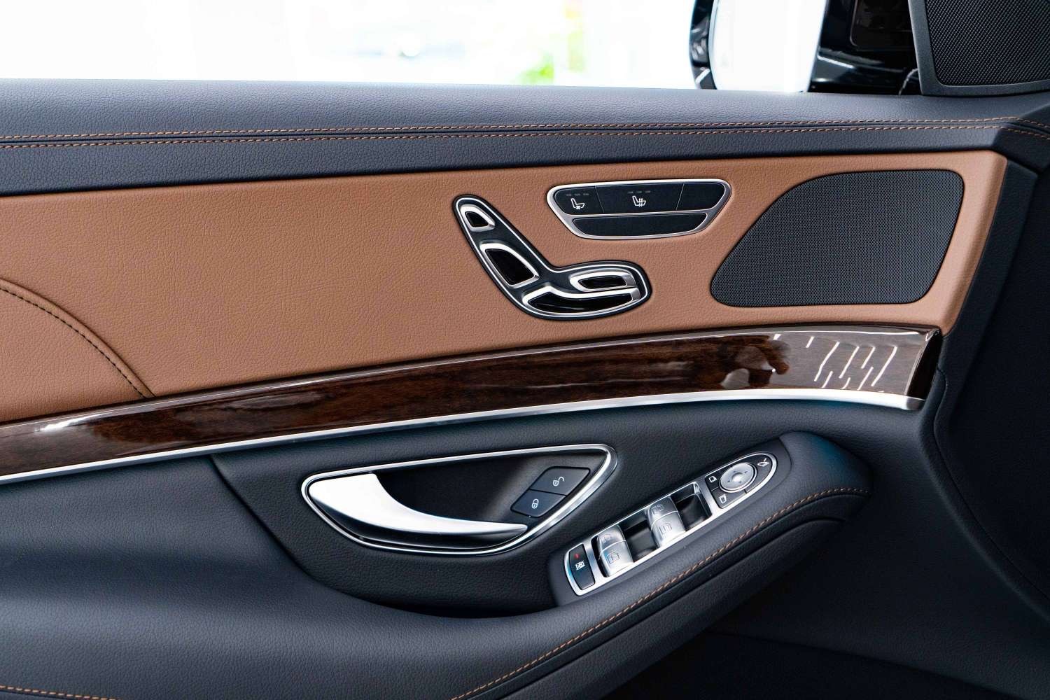 奔驰S320L欣赏一下，三道杠的大灯一直都比较好看