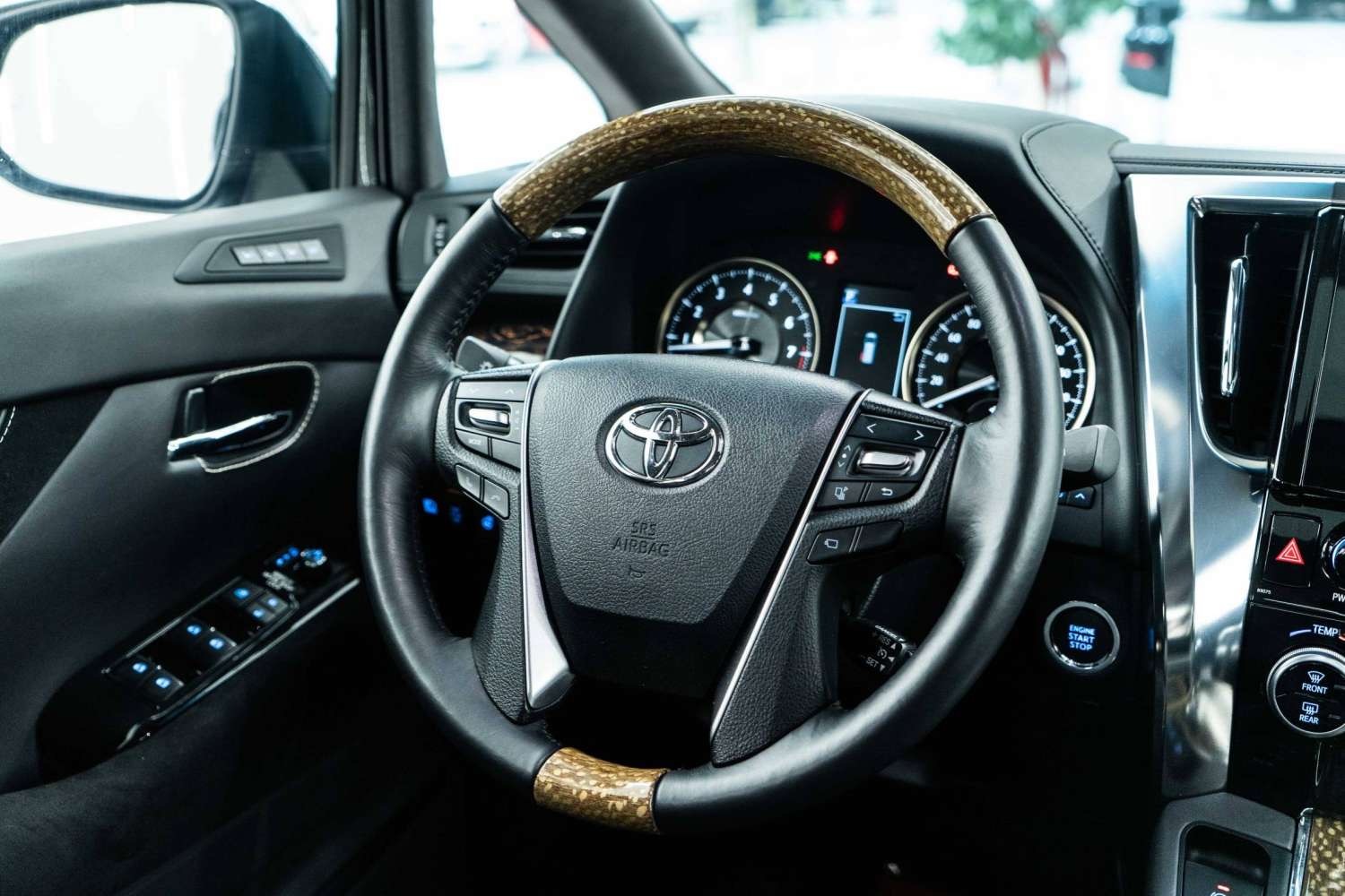 丰田埃尔法 蒙娜丽莎版欣赏一下