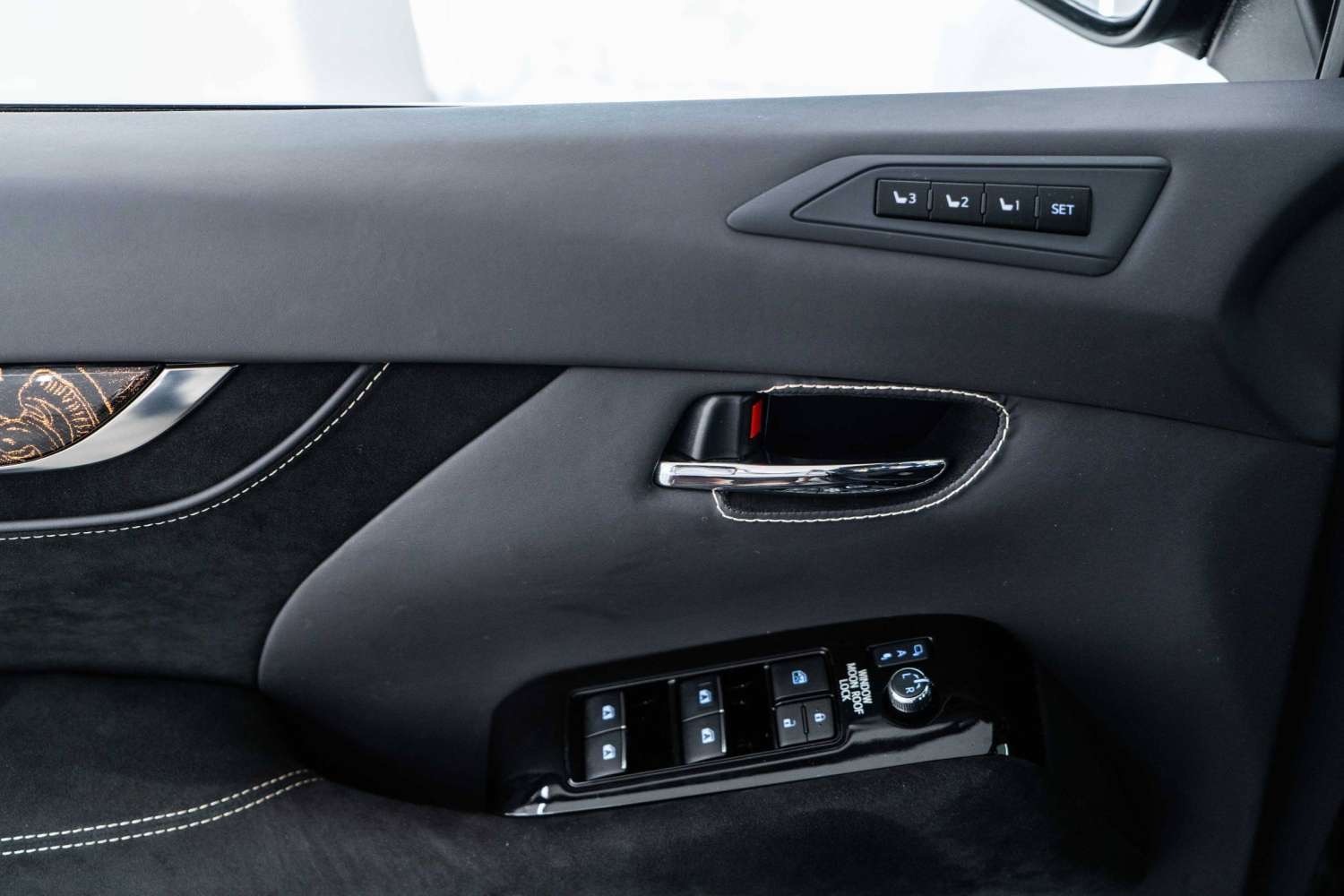 丰田埃尔法 蒙娜丽莎版欣赏一下