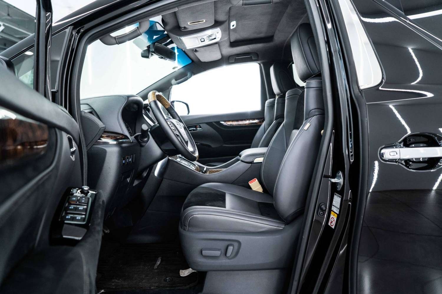 丰田埃尔法 蒙娜丽莎版欣赏一下