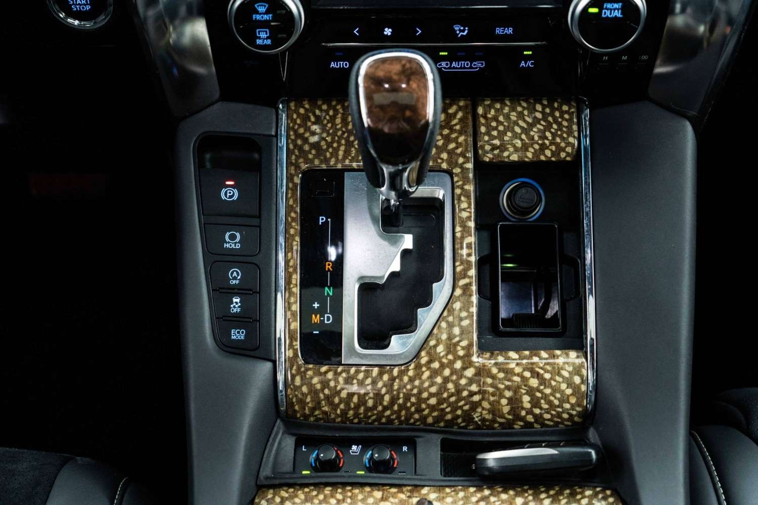 丰田埃尔法 蒙娜丽莎版欣赏一下