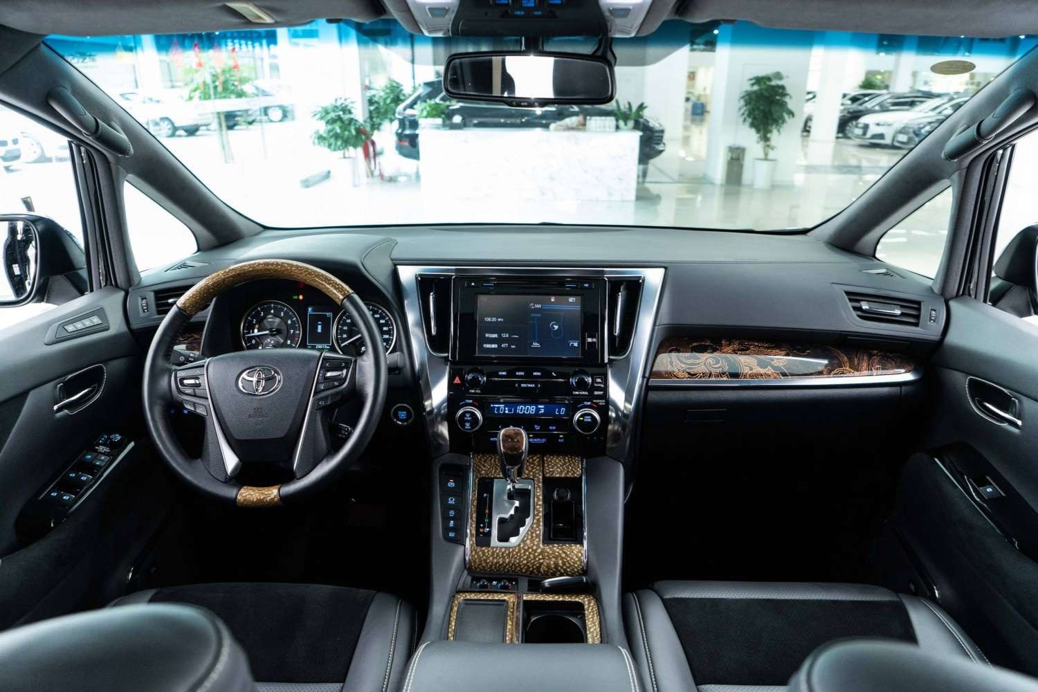 丰田埃尔法 蒙娜丽莎版欣赏一下