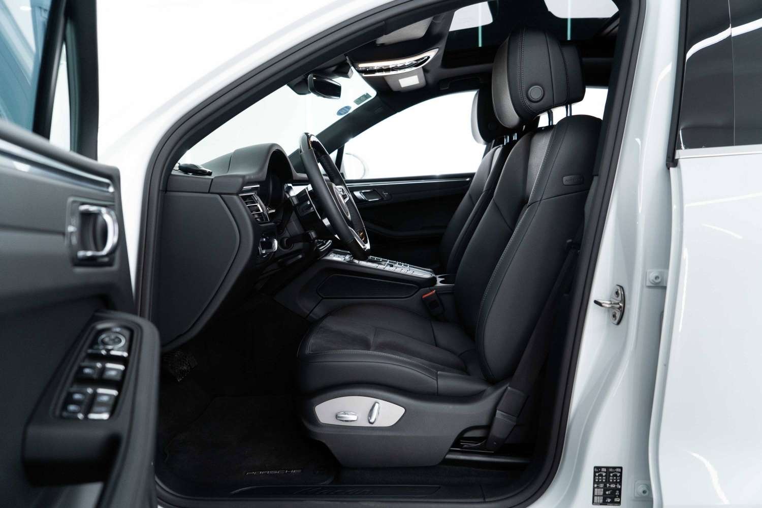 保时捷Macan欣赏一下，这款大灯比较漂亮。