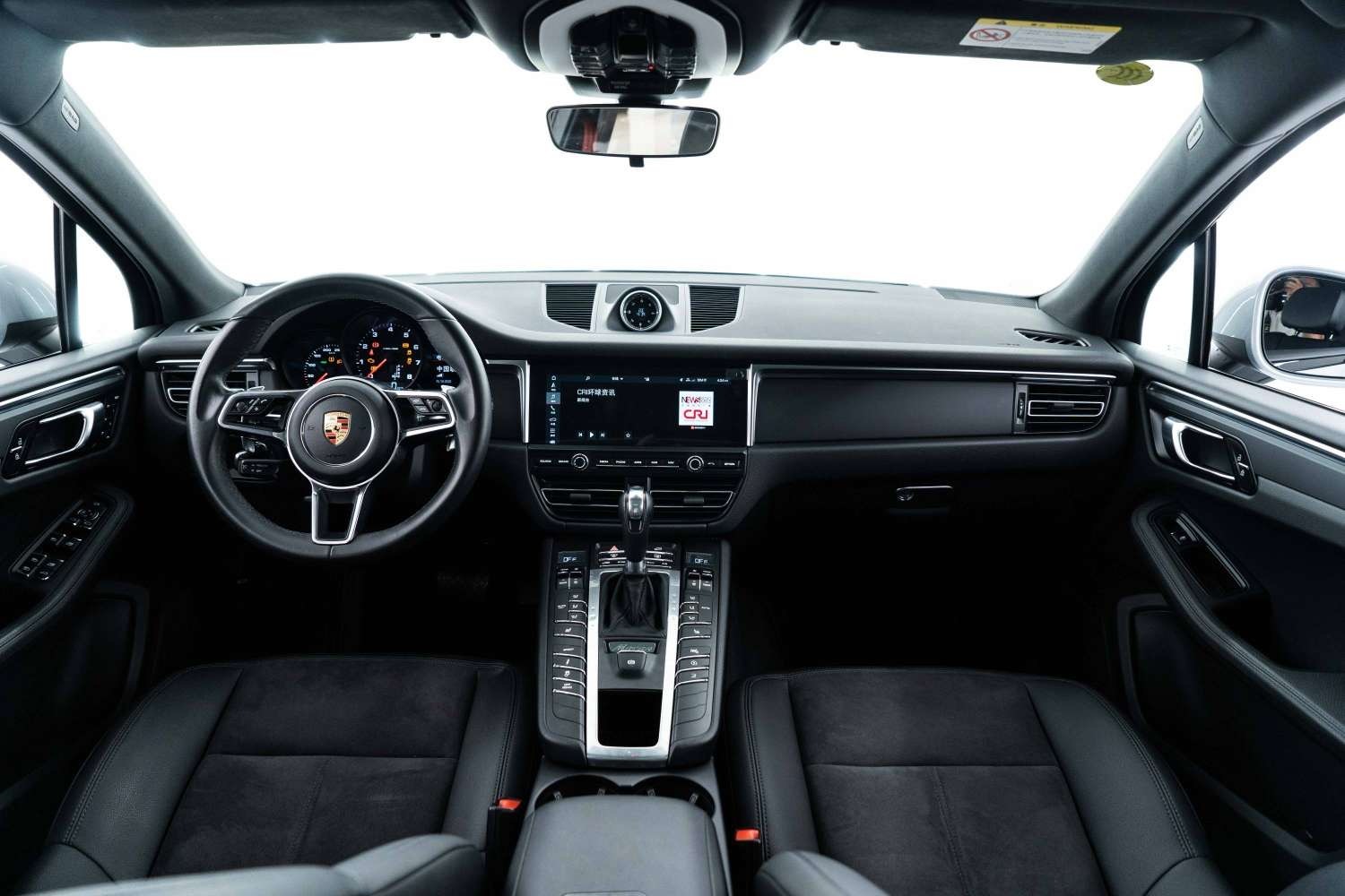 保时捷Macan，白云石金属漆，这个颜色看起来也比较赞。