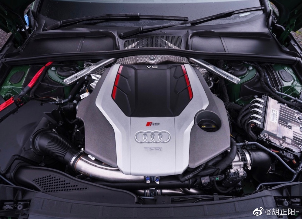 奥迪RS4：硬核跑者！舍我其谁！