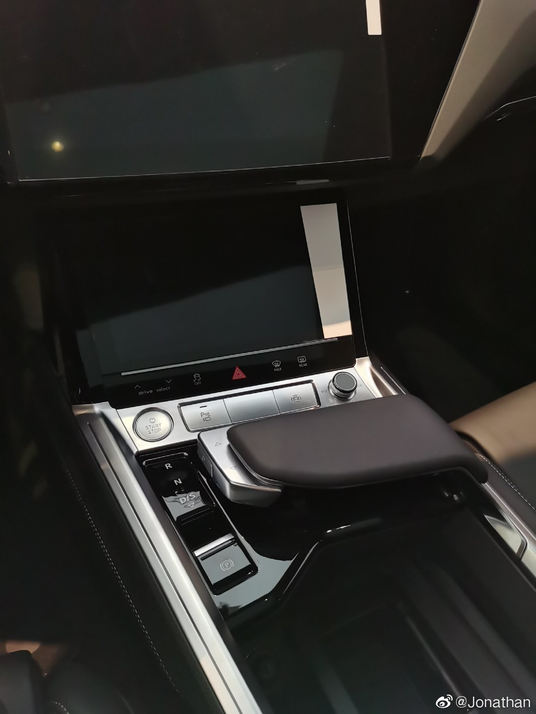 奥迪纯电动SUV e-tron到店了，这款配置大概80万左右