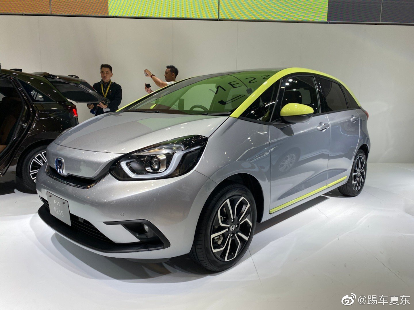 本田新飞度。有高底盘版，双色版等，种类丰富。