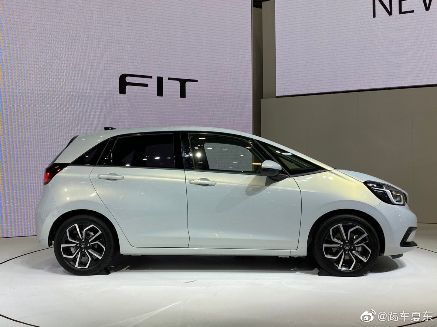 本田新飞度。有高底盘版，双色版等，种类丰富。