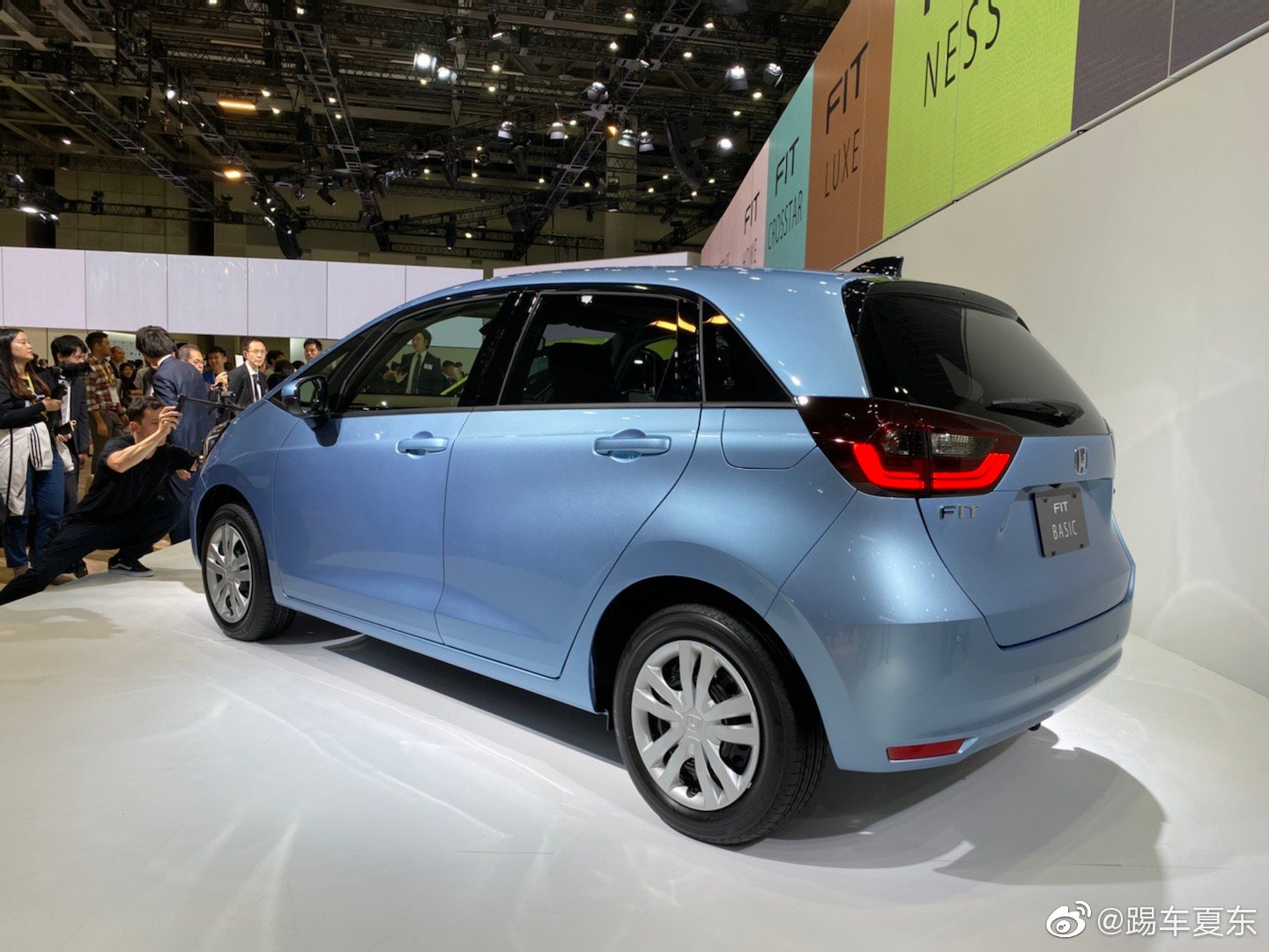 本田新飞度。有高底盘版，双色版等，种类丰富。