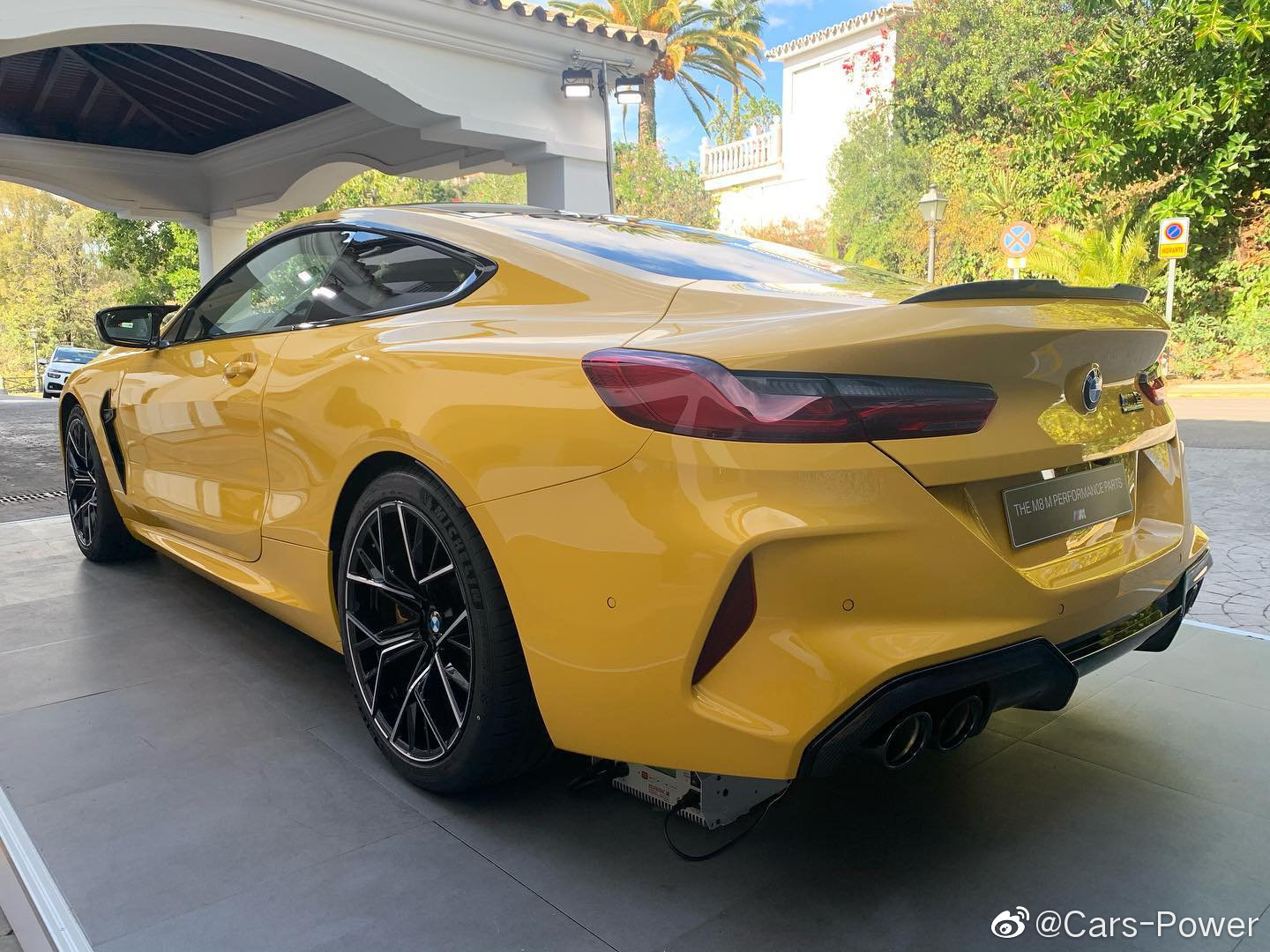 汽车美图抢先看：宝马 M8 雷霆版 大黄车