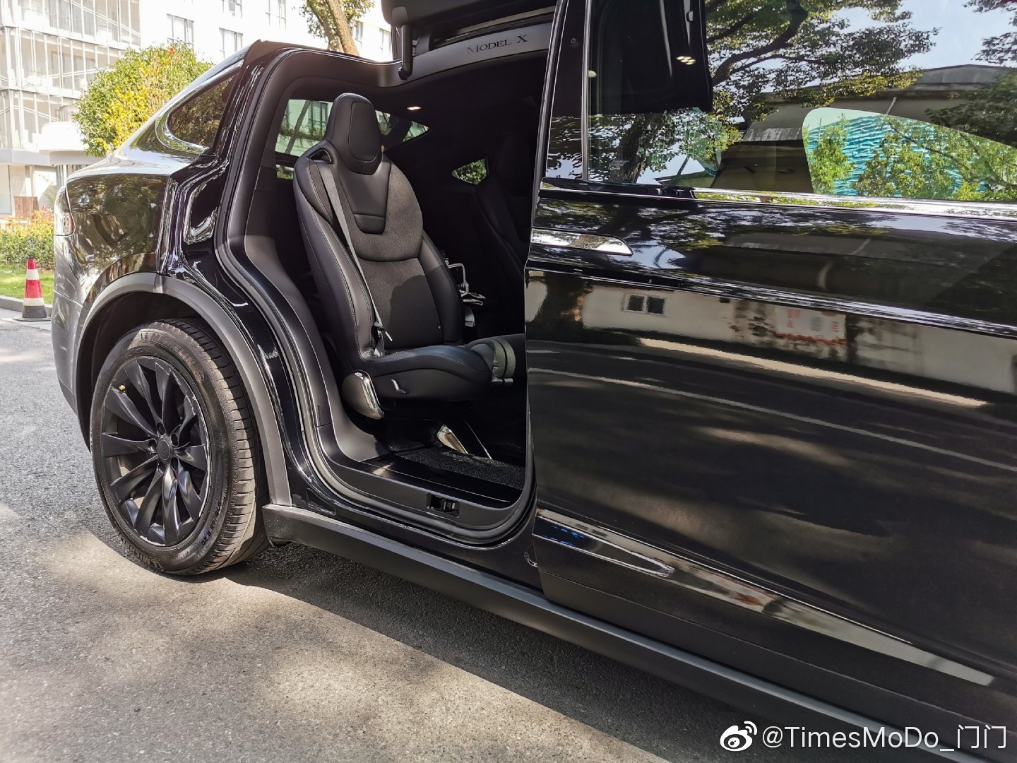 特斯拉全车施工超亮黑. 门槛，车边缝，极致施工