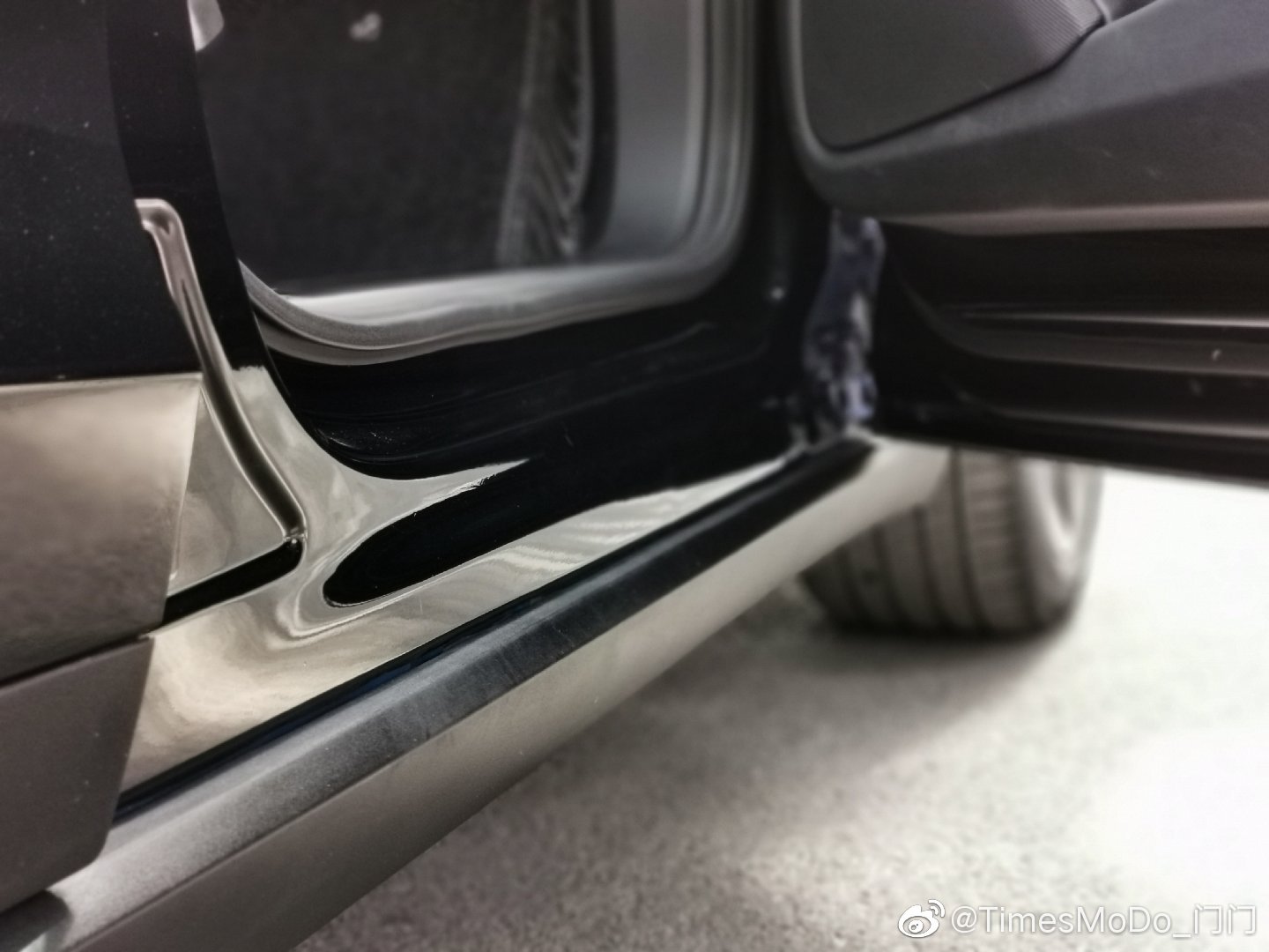 特斯拉全车施工超亮黑门槛车边缝极致施工