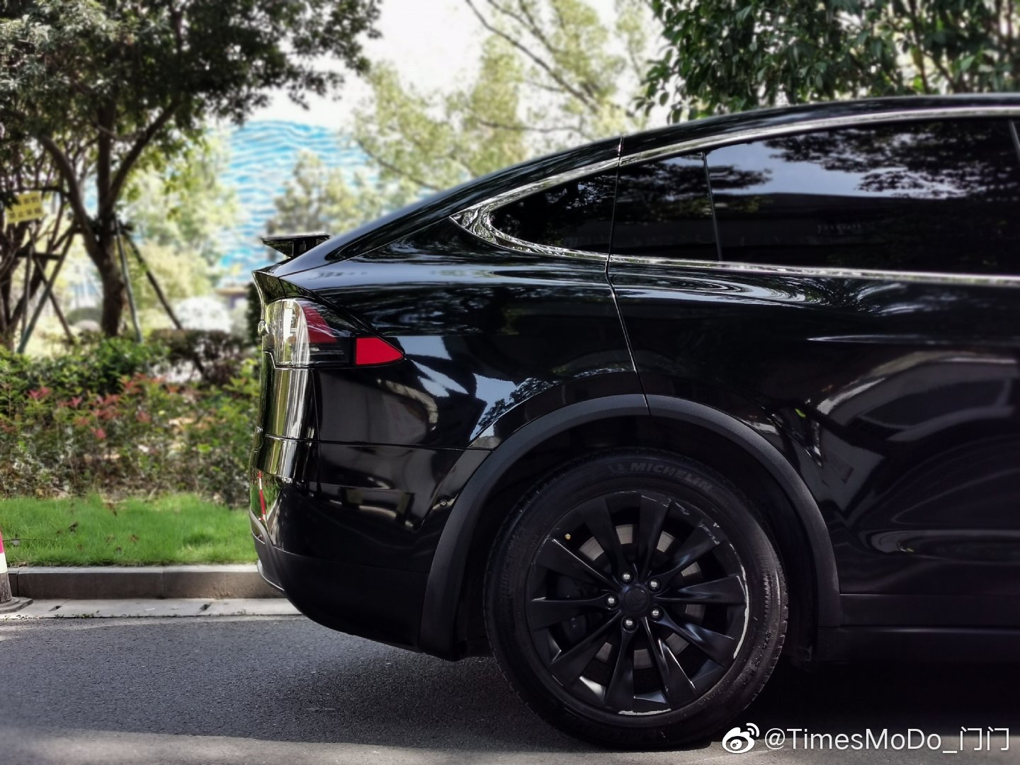 特斯拉全车施工超亮黑. 门槛，车边缝，极致施工