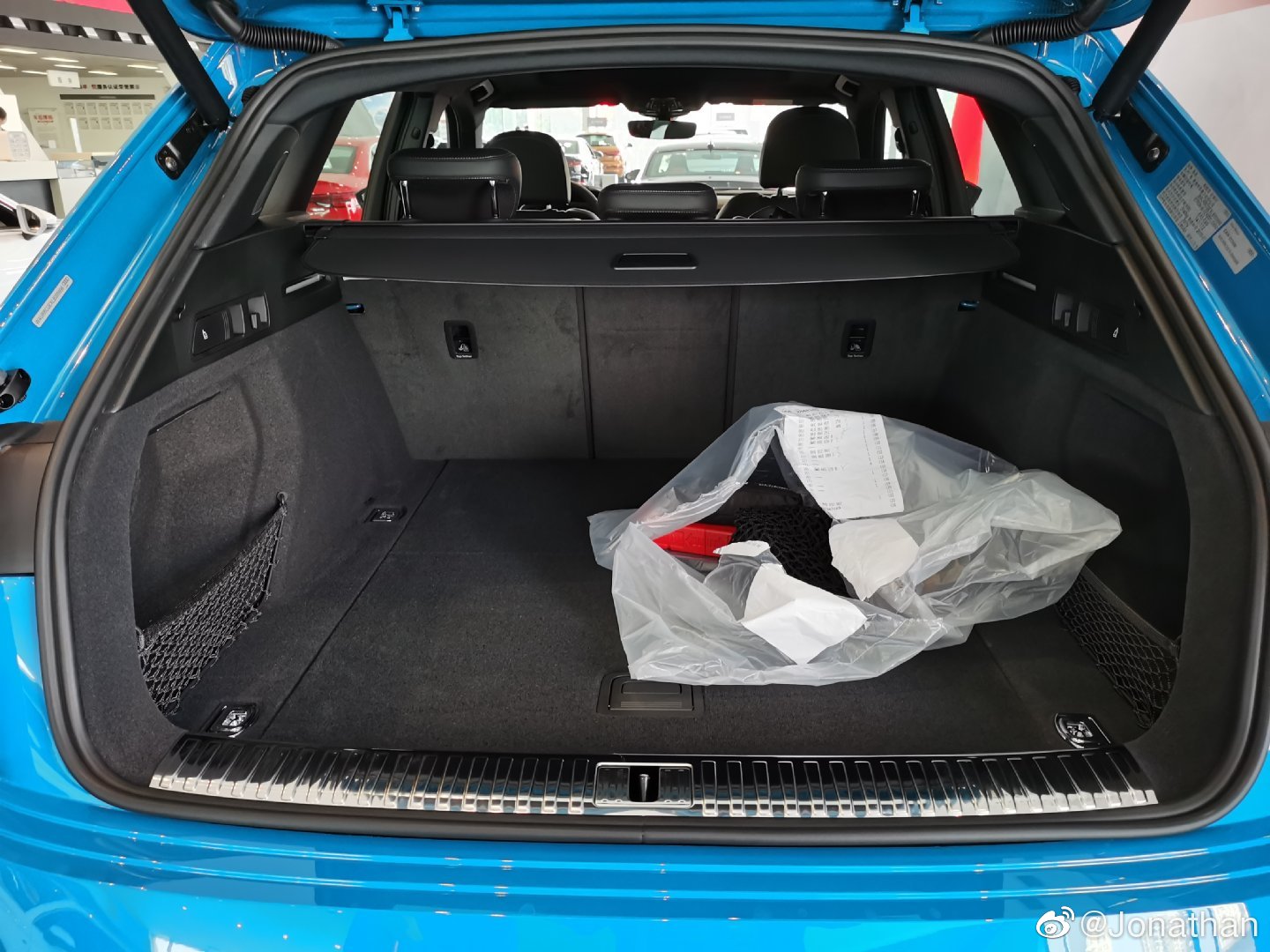 奥迪纯电动SUV e-tron到店了，这款配置大概80万左右