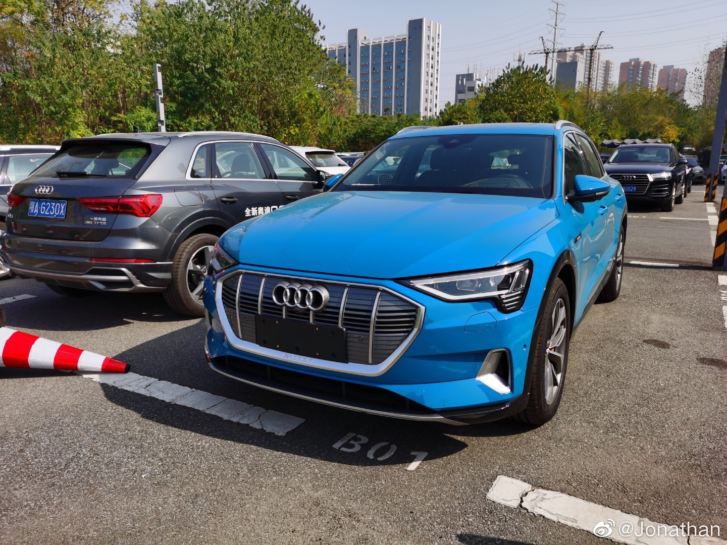奥迪纯电动SUV e-tron到店了，这款配置大概80万左右