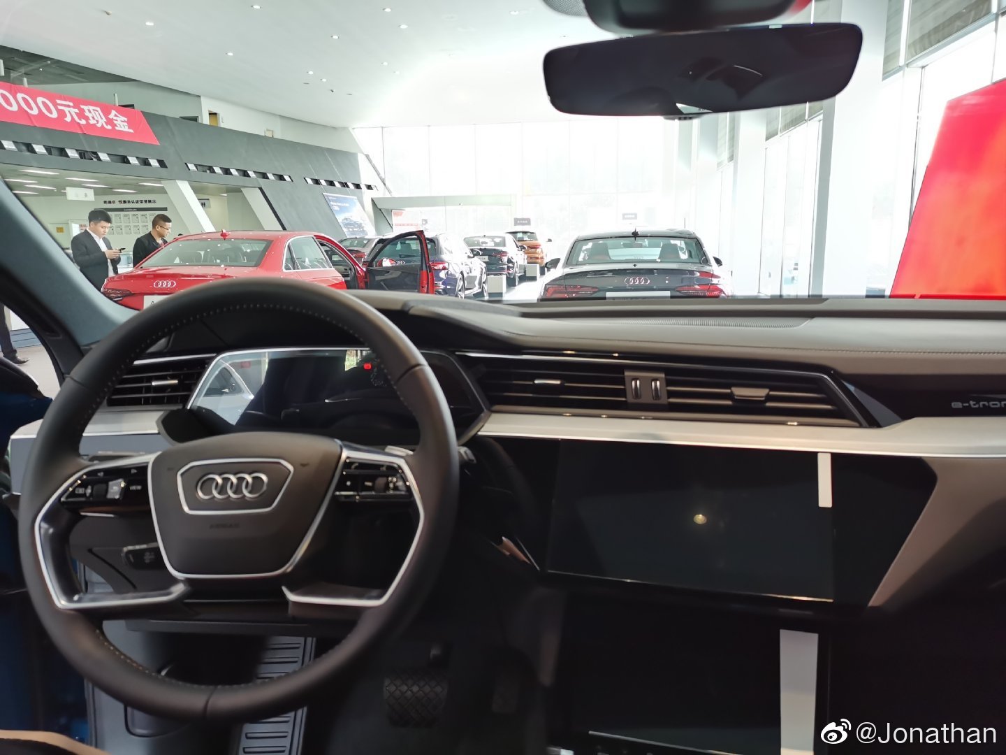 奥迪纯电动SUV e-tron到店了，这款配置大概80万左右