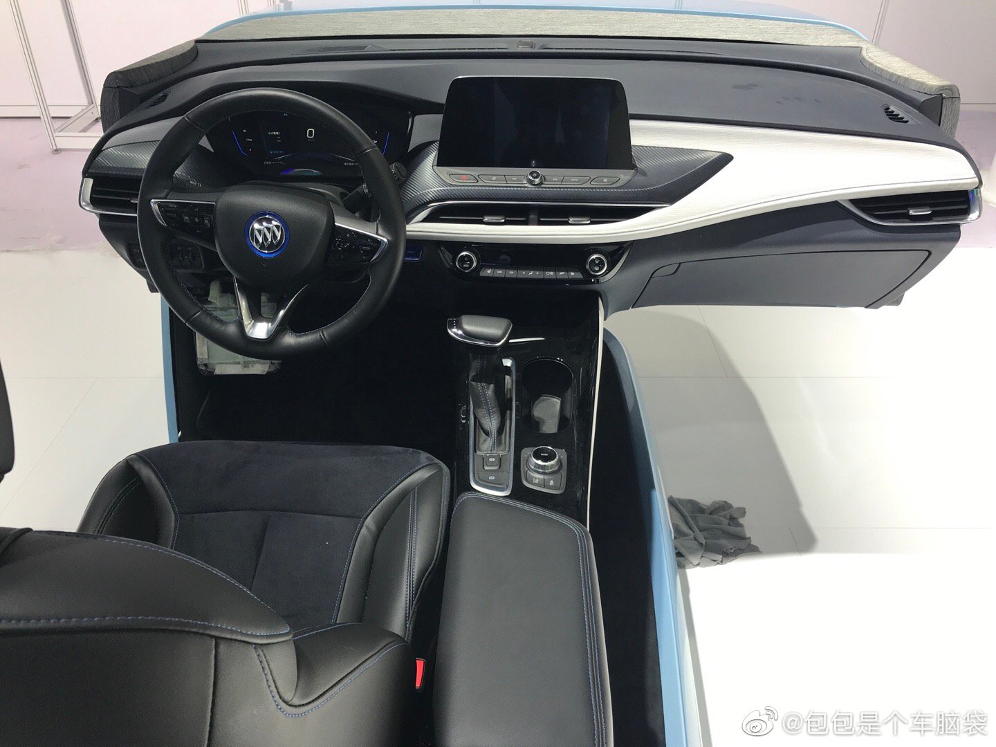 别克-纯电动VELITE 6，长得像丰田雷凌。