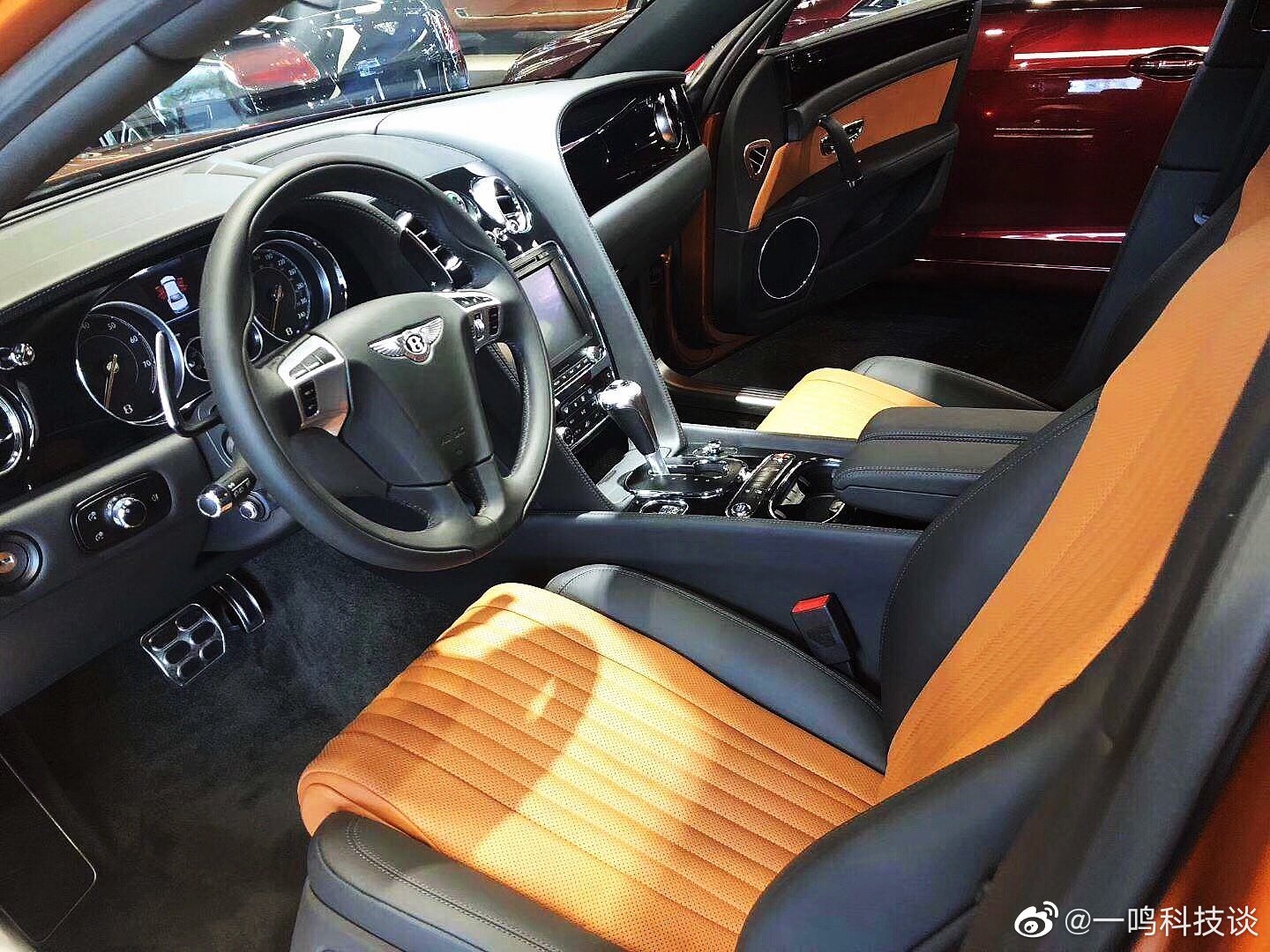 宾利飞驰V8S 火橙色/马鞍棕鲸黑双拼