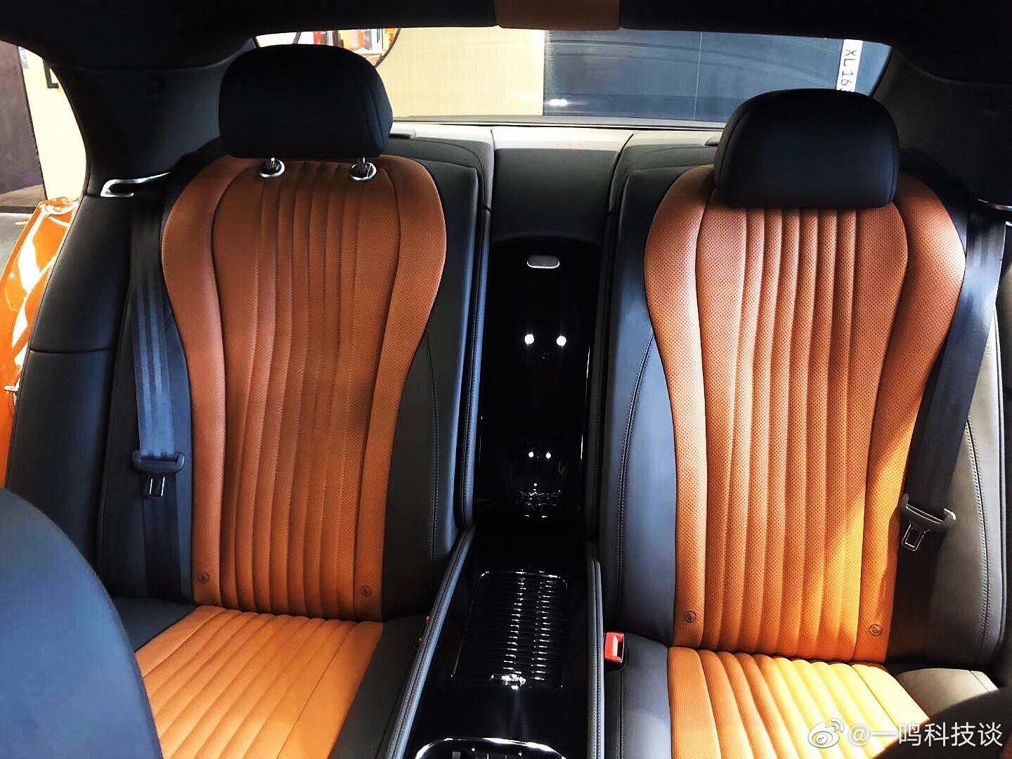 宾利飞驰V8S 火橙色/马鞍棕鲸黑双拼