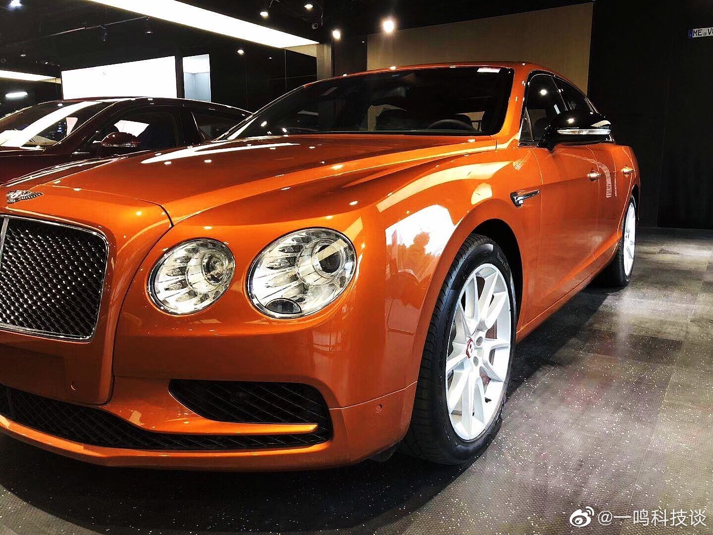 宾利飞驰V8S 火橙色/马鞍棕鲸黑双拼