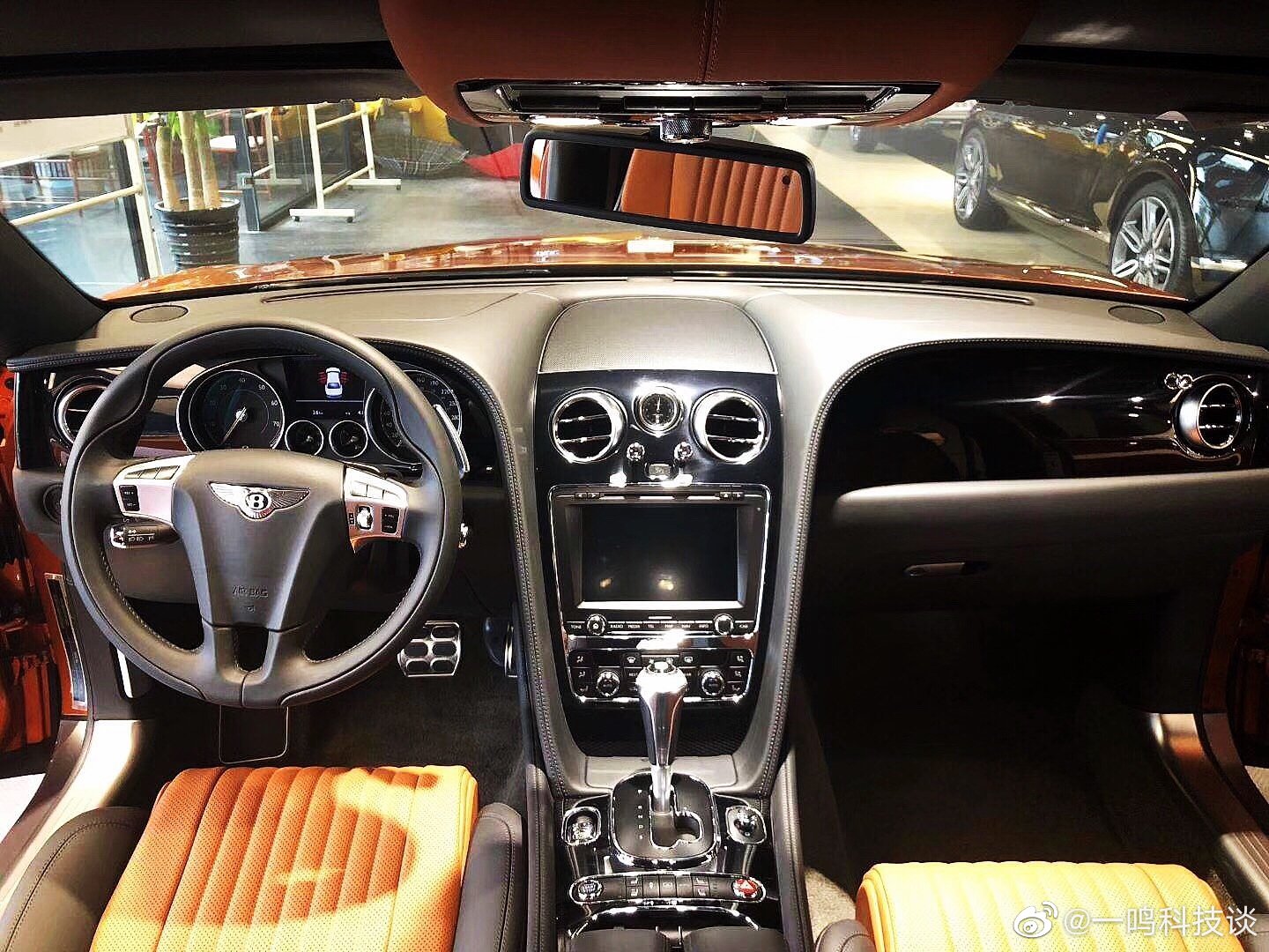 宾利飞驰V8S 火橙色/马鞍棕鲸黑双拼