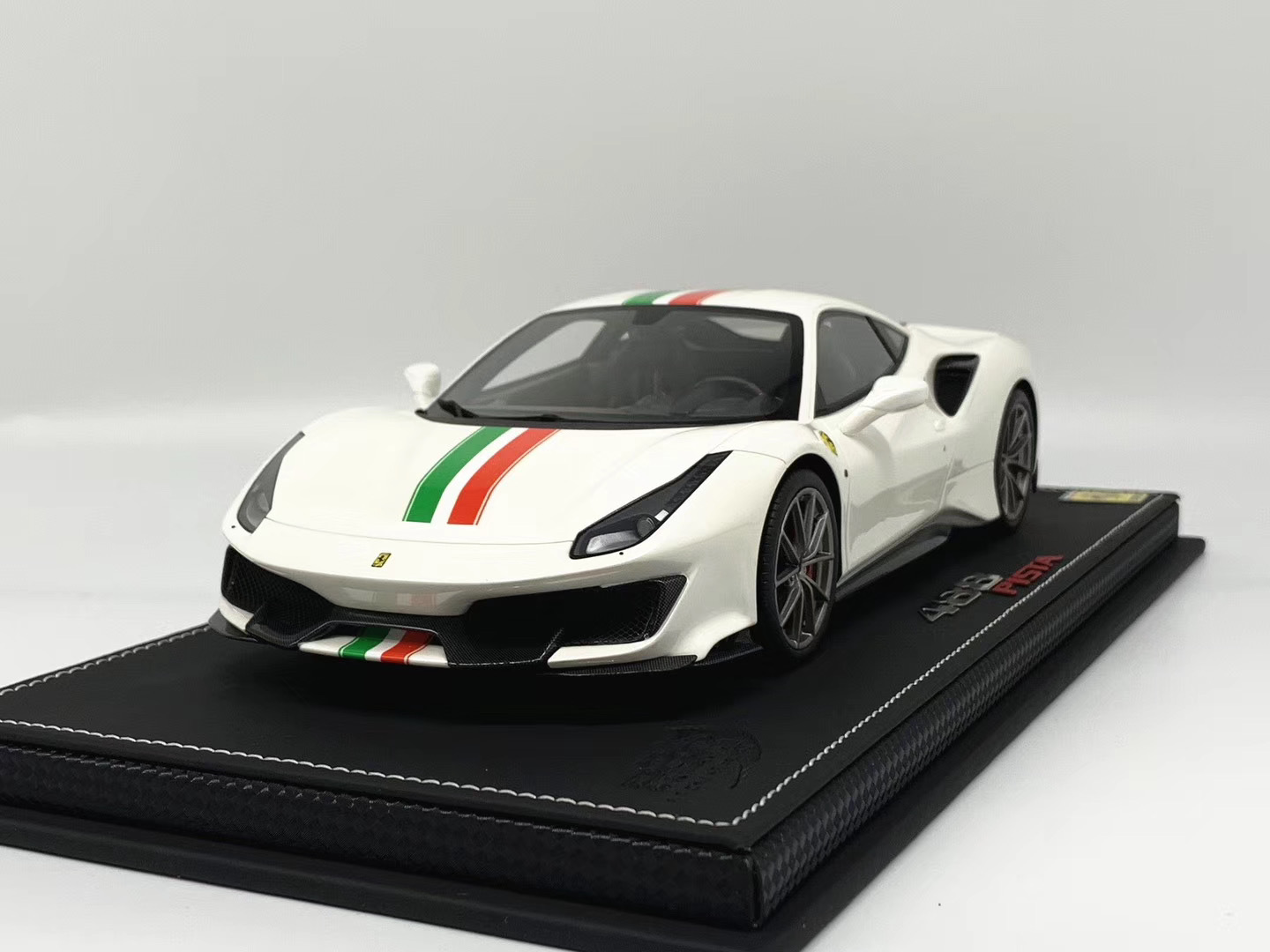 精美汽车图集：法拉利488pista意大利国旗版