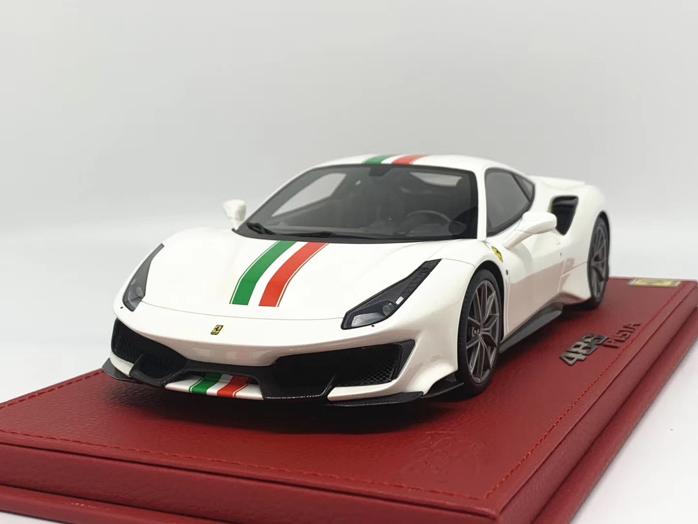 精美汽车图集：法拉利488pista意大利国旗版