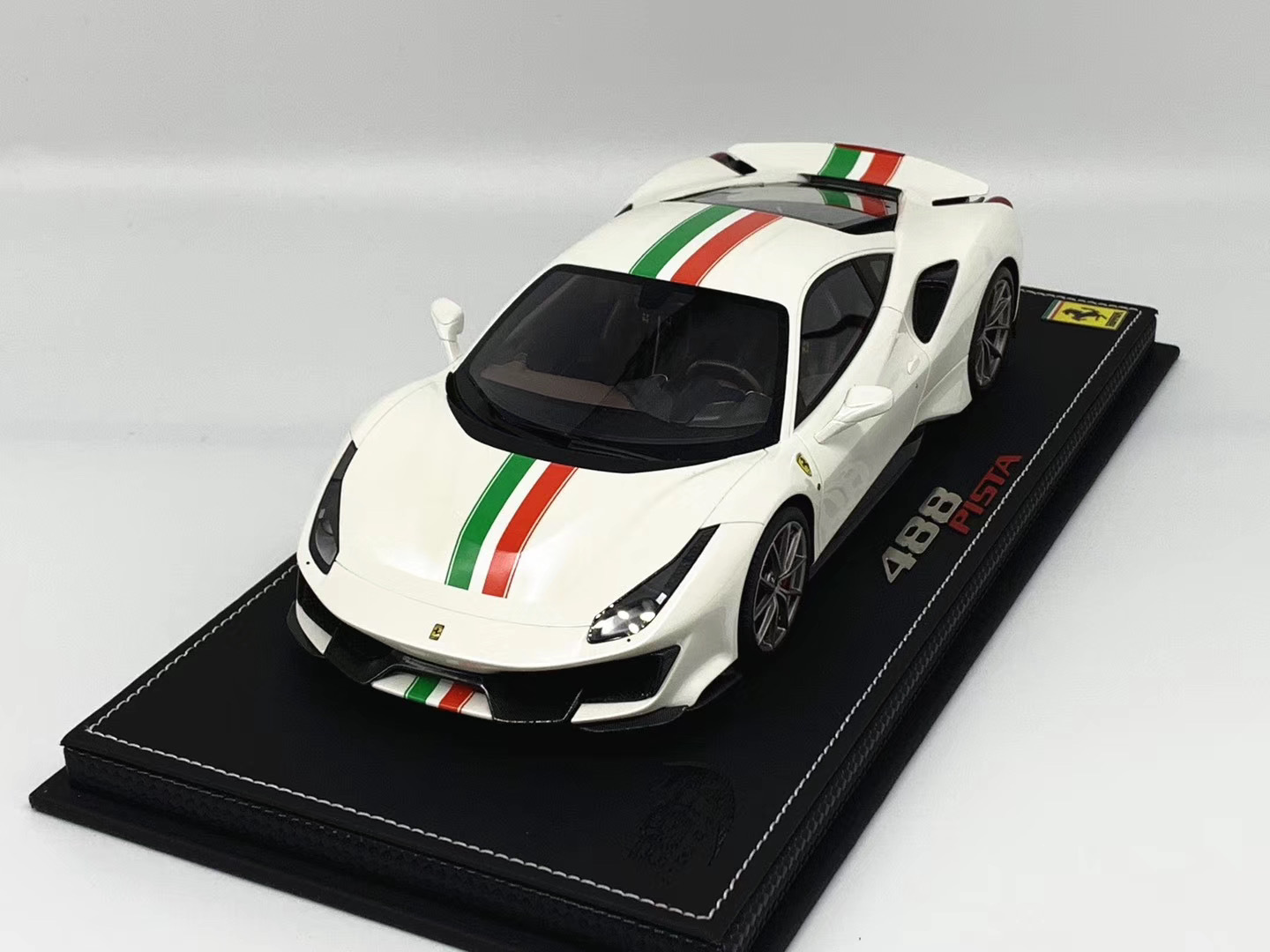 精美汽车图集：法拉利488pista意大利国旗版