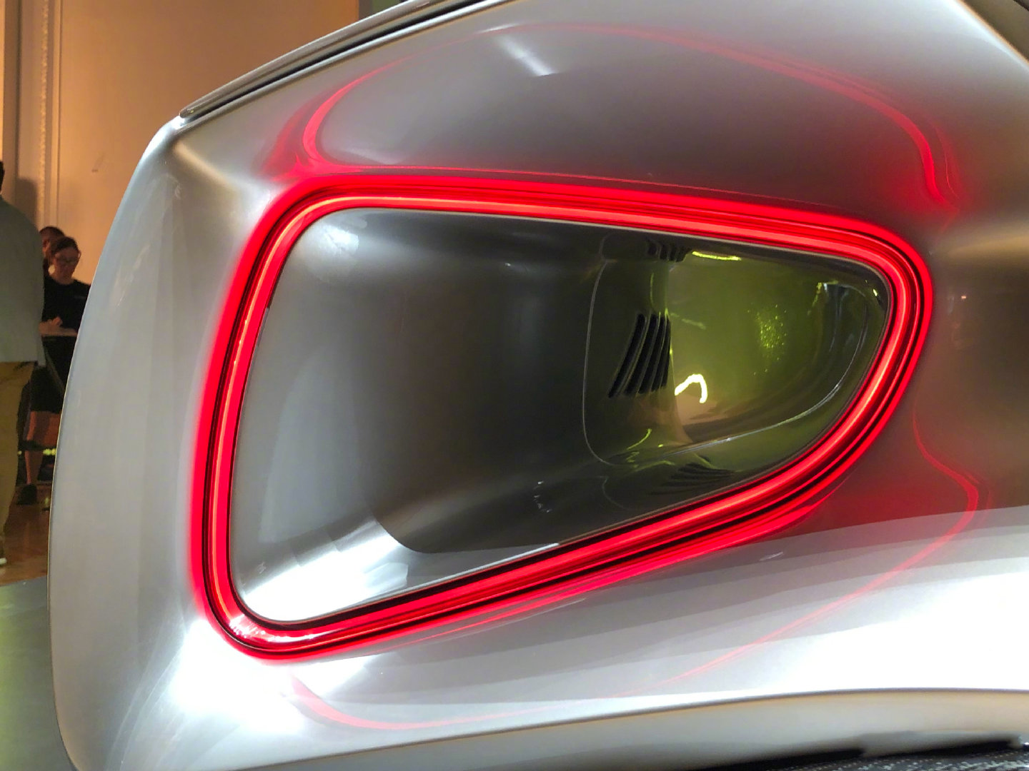 来啦！！全球马力最大量产车，2000匹，四电机的路特斯Evija