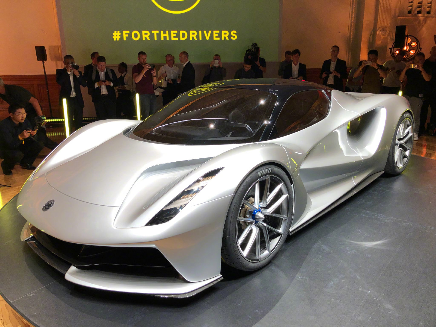 来啦！！全球马力最大量产车，2000匹，四电机的路特斯Evija