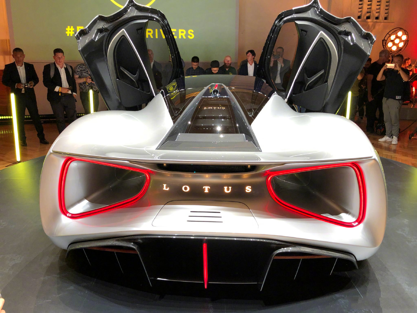 来啦！！全球马力最大量产车，2000匹，四电机的路特斯Evija