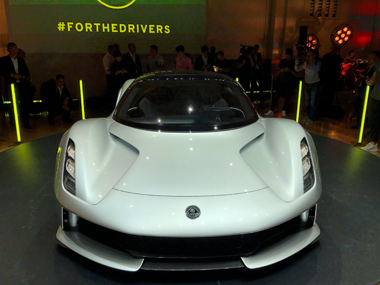 来啦！！全球马力最大量产车，2000匹，四电机的路特斯Evija