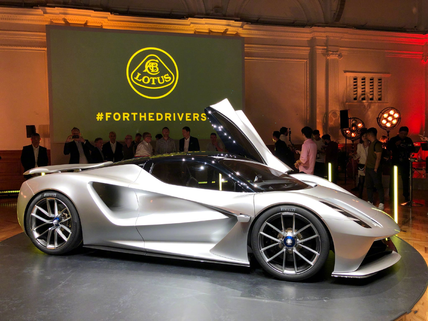 来啦！！全球马力最大量产车，2000匹，四电机的路特斯Evija