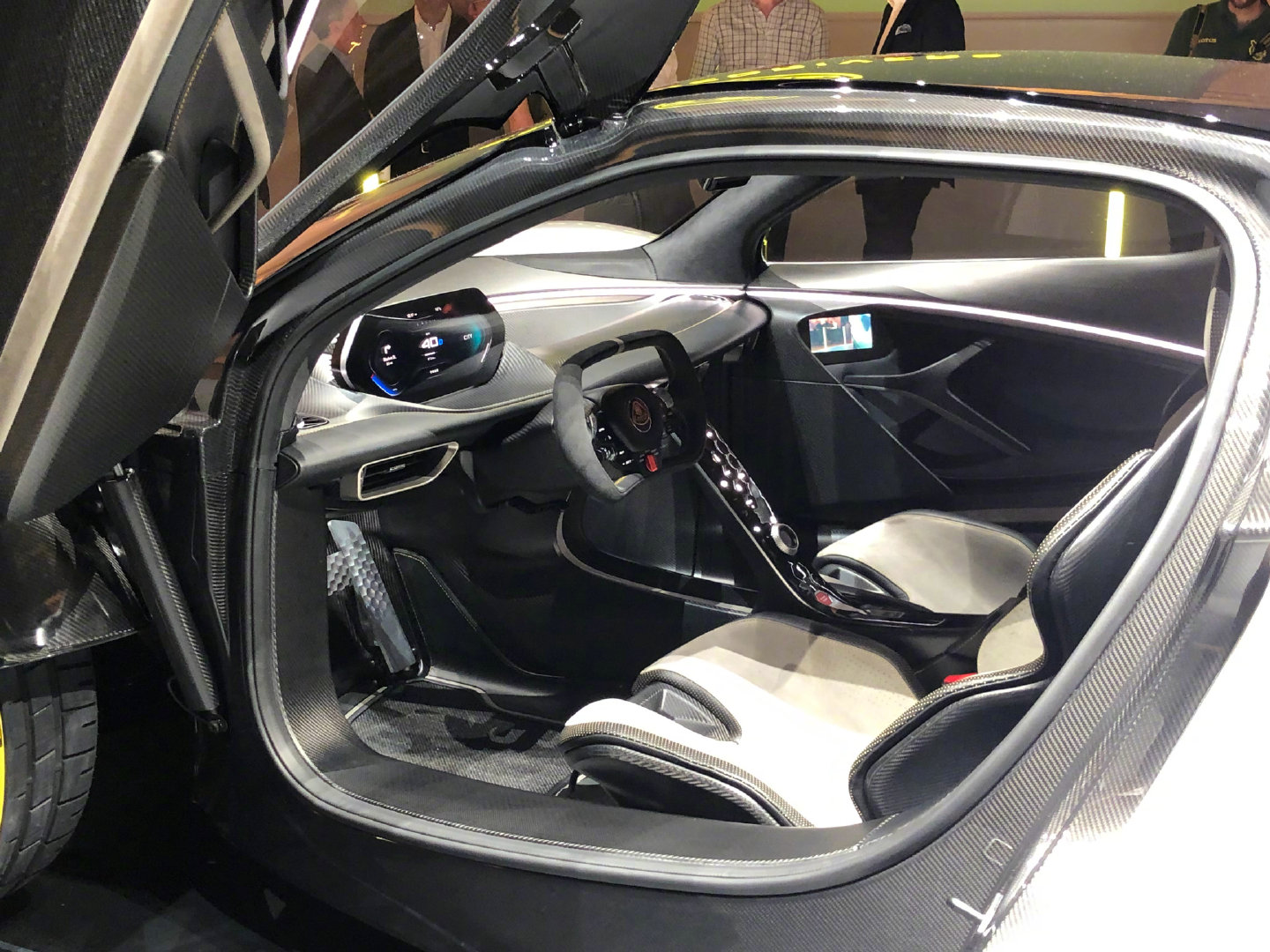 来啦！！全球马力最大量产车，2000匹，四电机的路特斯Evija