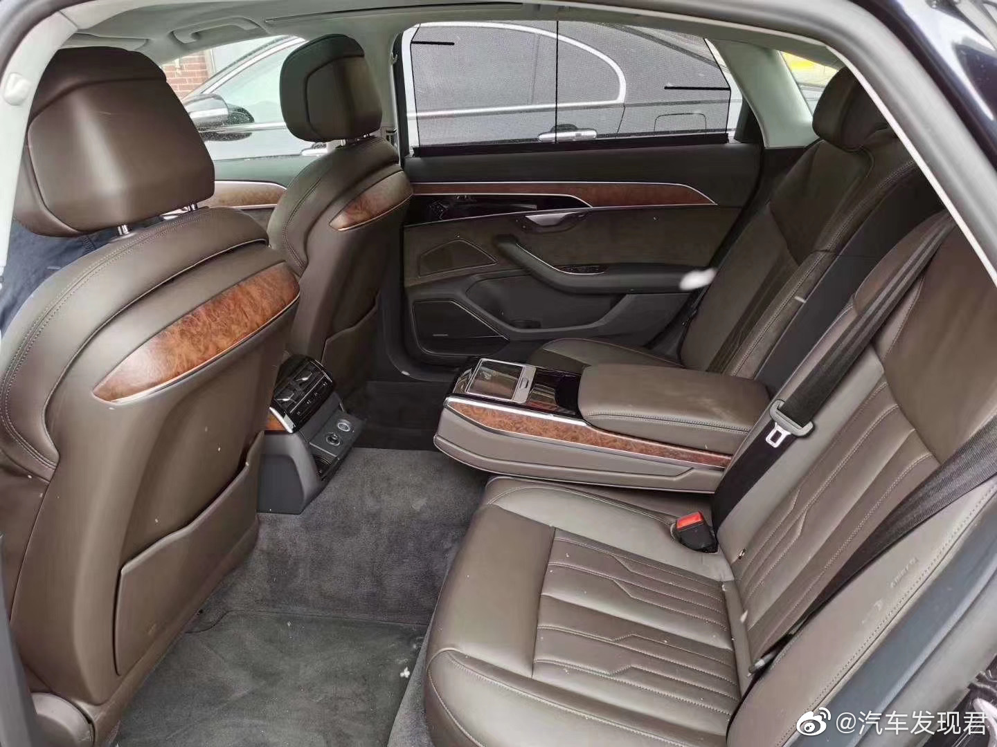 奥迪A8 55TFSI 月光蓝/玛瑙棕，5座