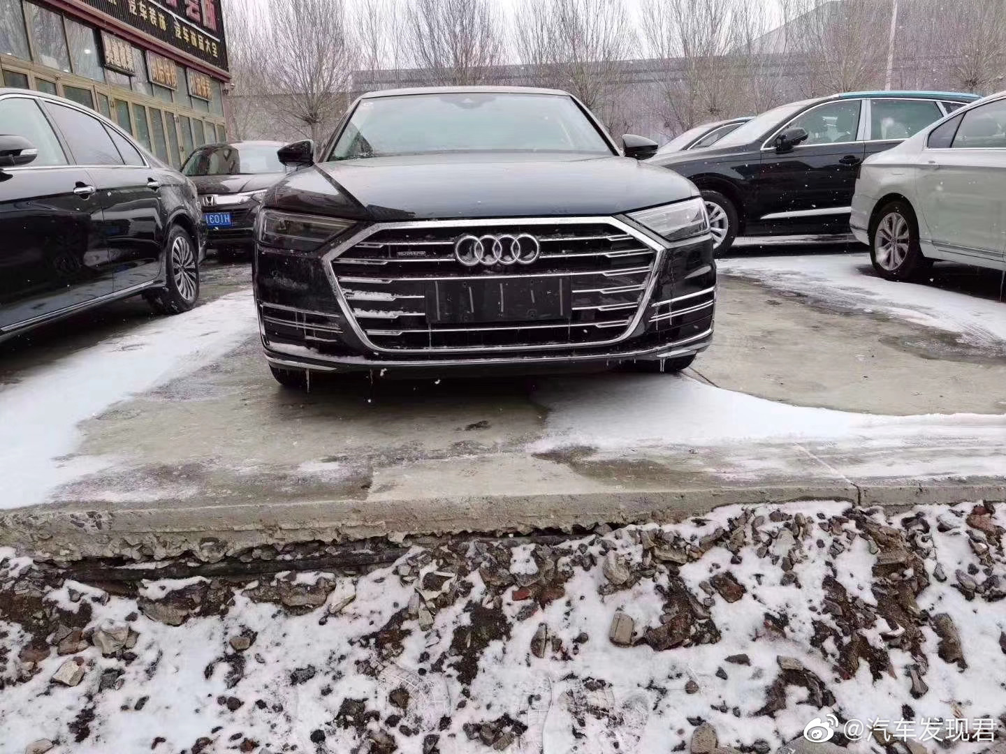 奥迪A8 55TFSI 月光蓝/玛瑙棕，5座