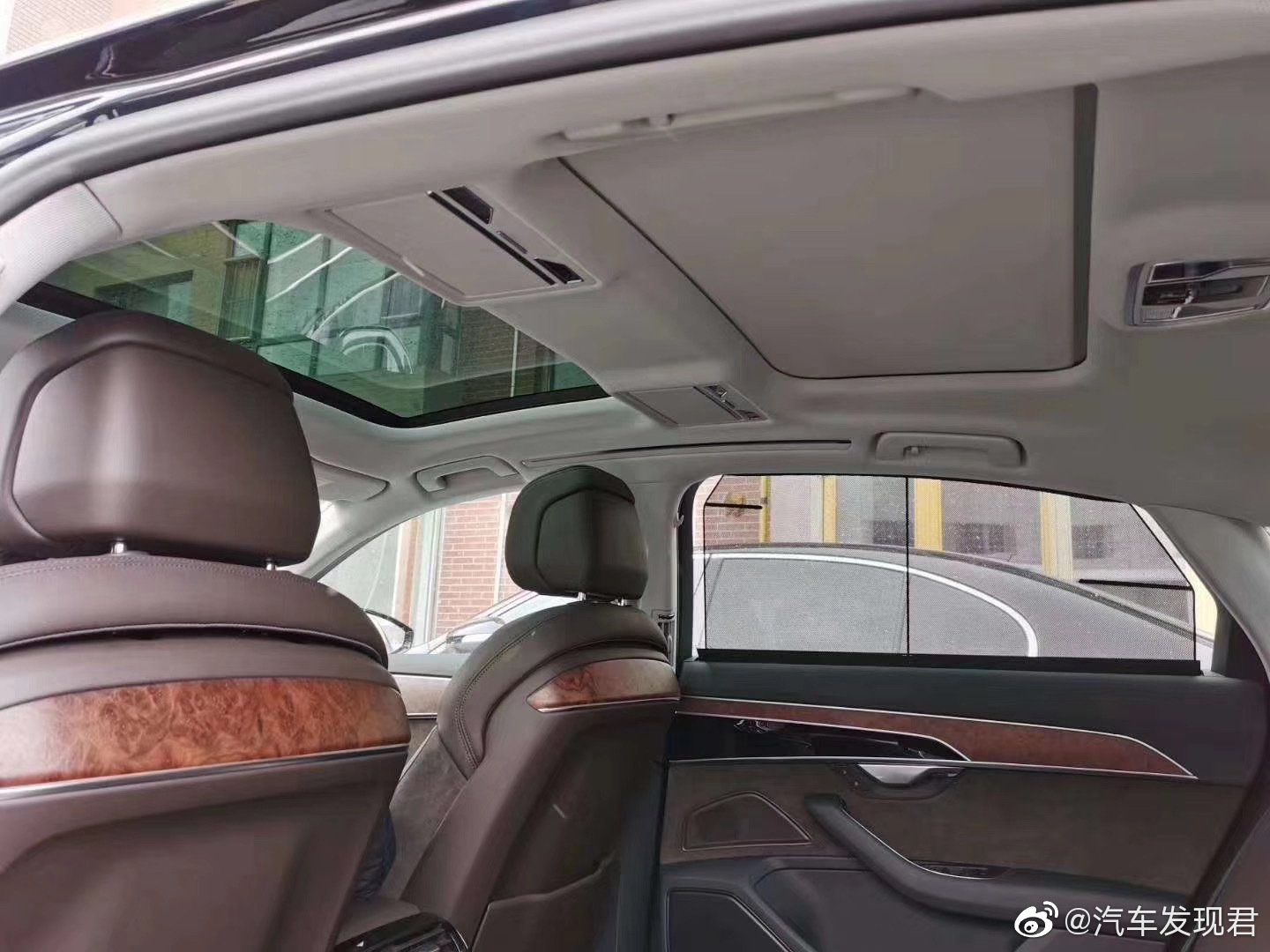 奥迪A8 55TFSI 月光蓝/玛瑙棕，5座