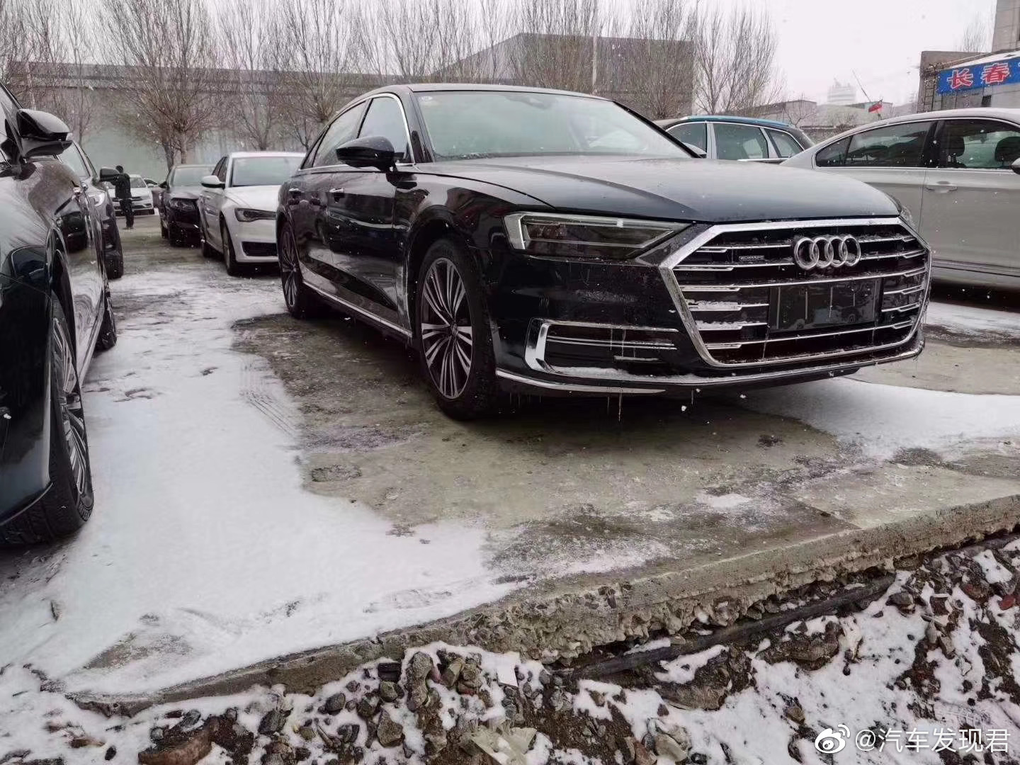 奥迪A8 55TFSI 月光蓝/玛瑙棕，5座