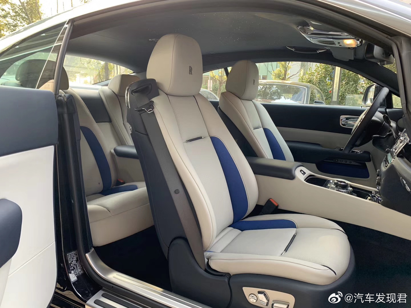 双拼魅影到店，实车很赞 劳斯莱斯工厂已经停工，真的要抓紧了