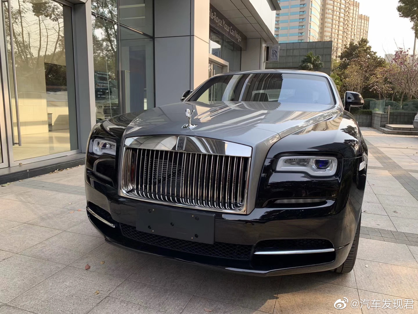 双拼魅影到店，实车很赞 劳斯莱斯工厂已经停工，真的要抓紧了