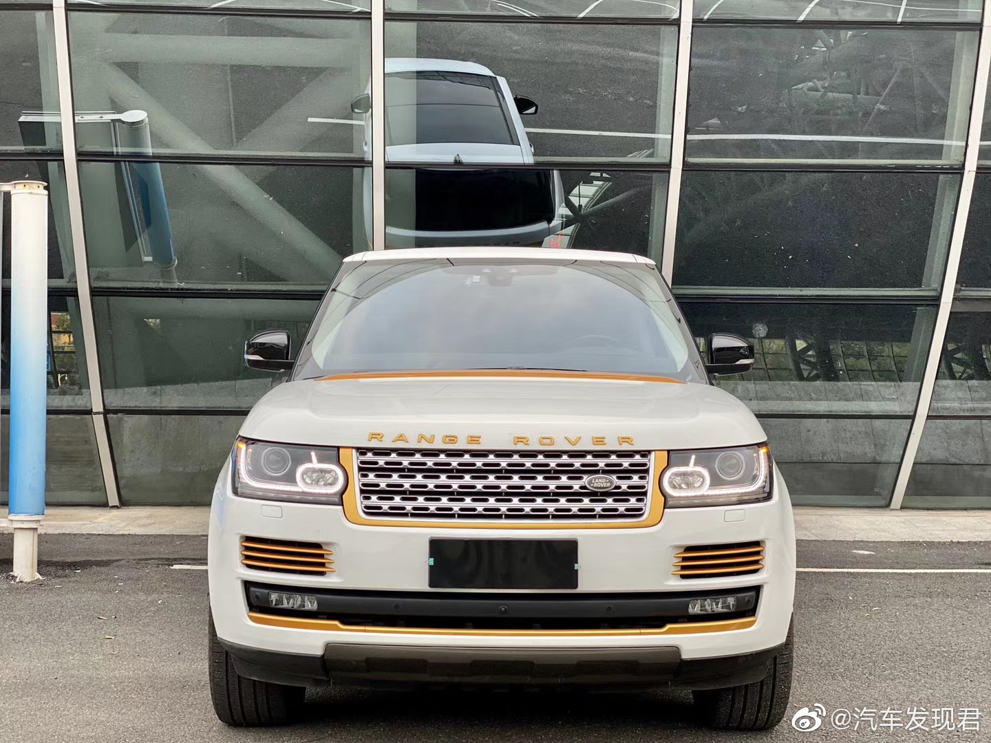 路虎揽胜加长创世版，人生巅峰车型毋庸置疑。