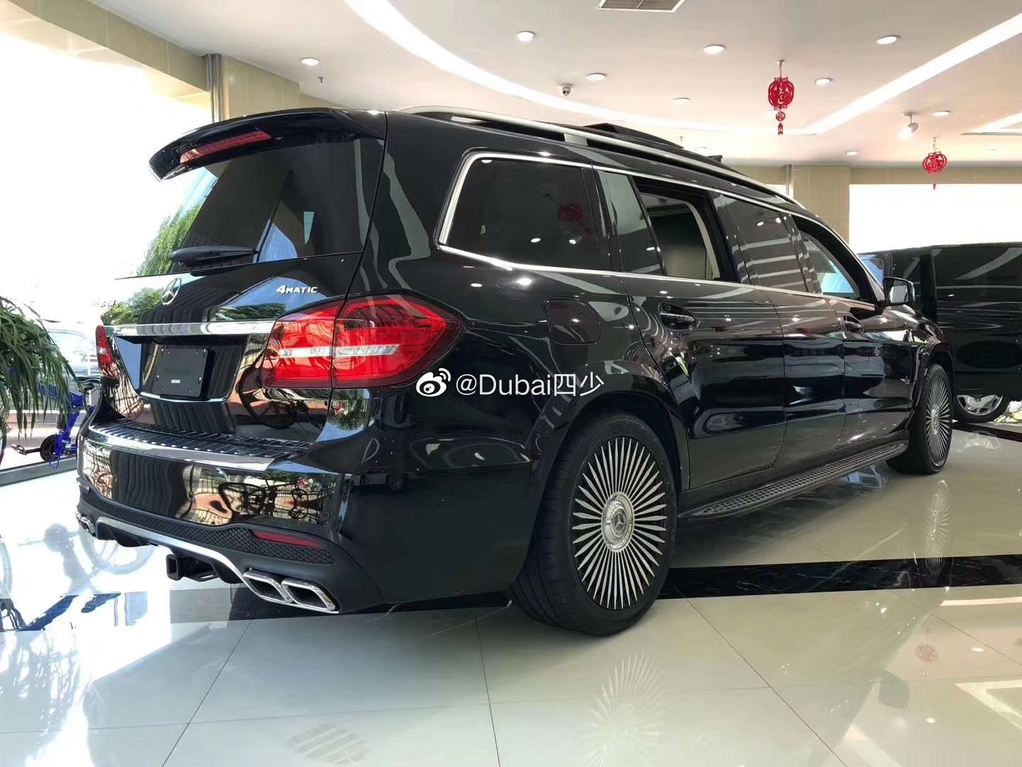 汽车美图大赏：奔驰GLS450 加长版5.98米