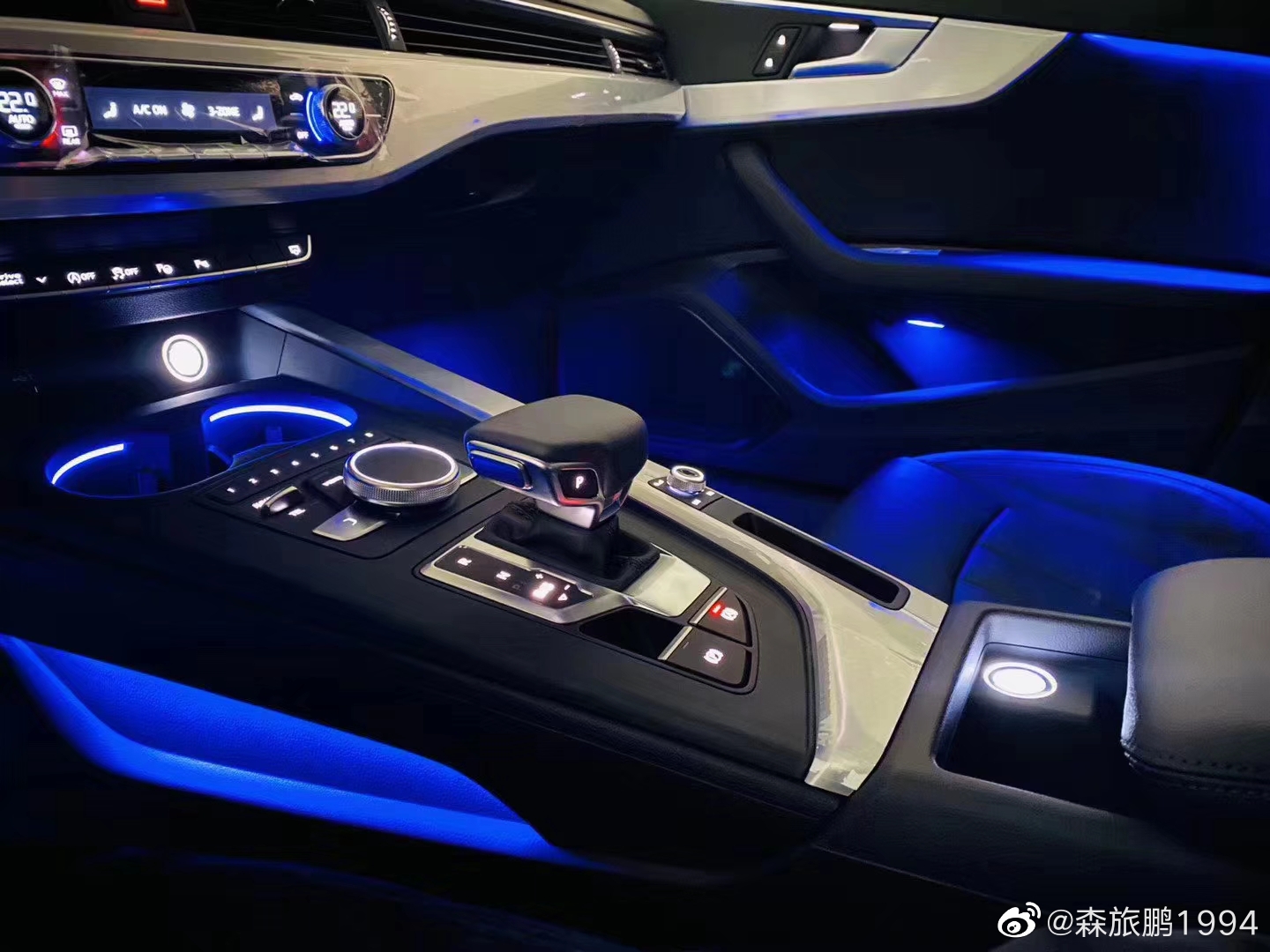 19款奥迪A4 //32色氛围灯够炫。