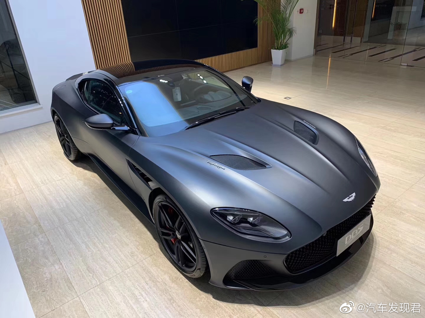 全新阿斯顿马丁DBS V12旗舰车型，办齐38x