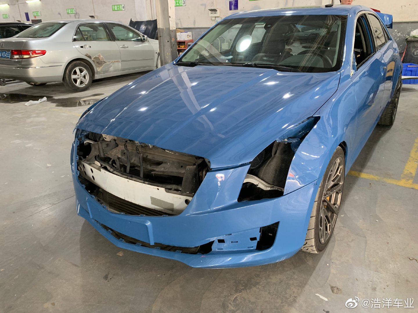 汽车美图赏析：凯迪拉克，白珍珠改蓝色