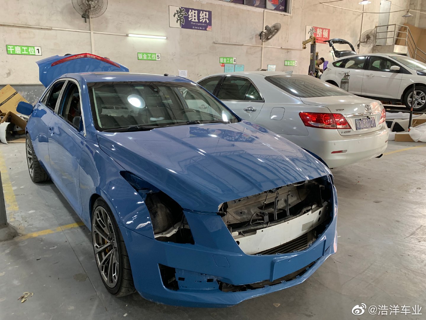 汽车美图赏析：凯迪拉克，白珍珠改蓝色