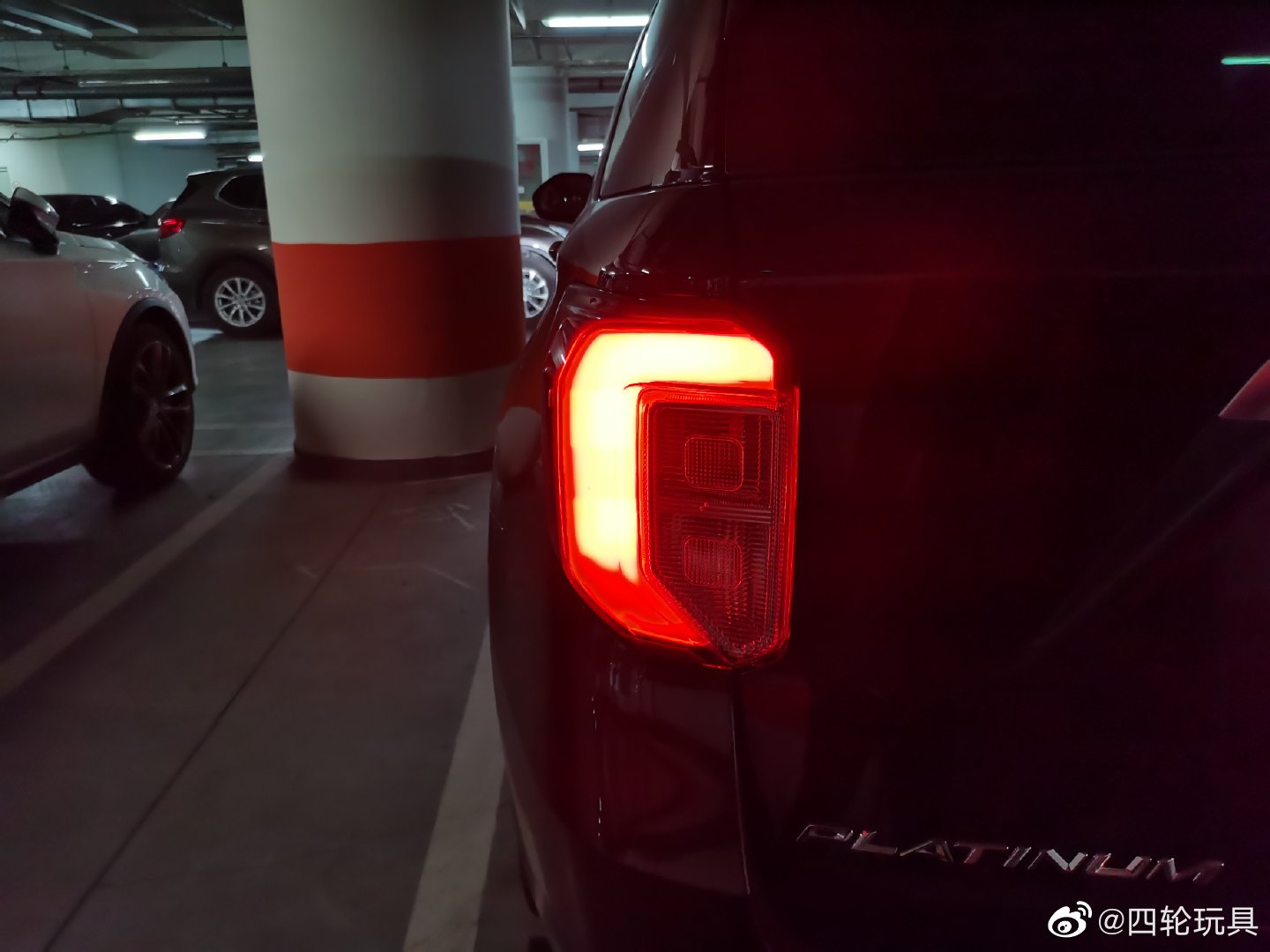 地库来了辆福特探险者，感觉这车，好大，好敦实啊！！