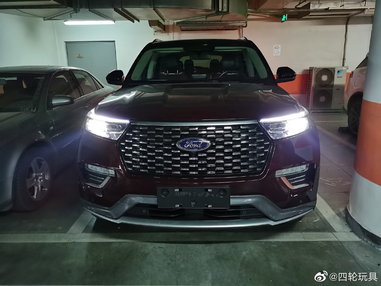 地库来了辆福特探险者，感觉这车，好大，好敦实啊！！