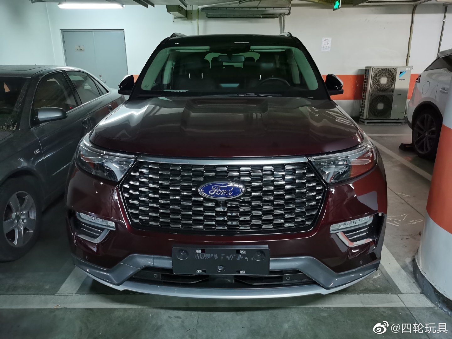 地库来了辆福特探险者，感觉这车，好大，好敦实啊！！