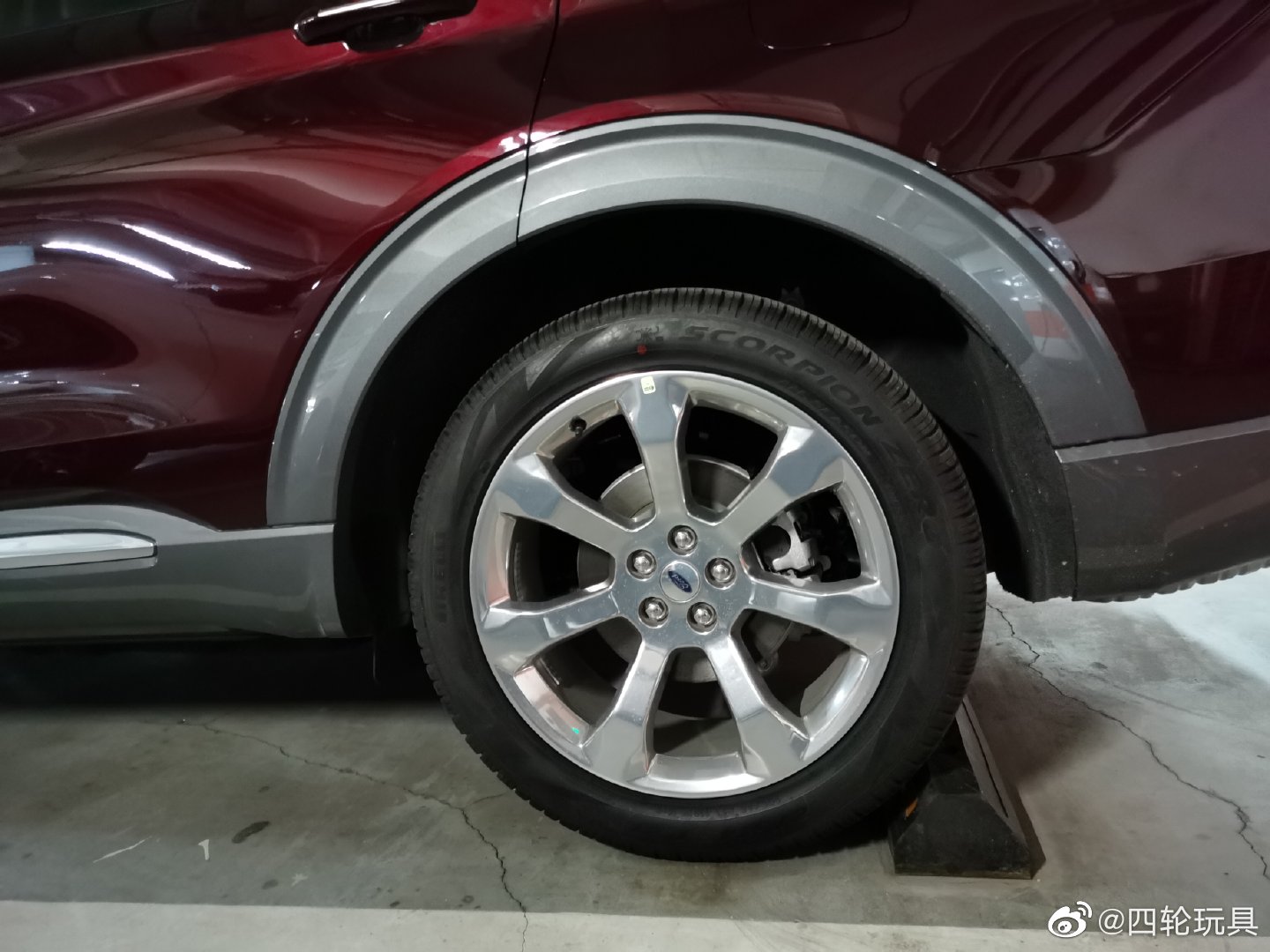 地库来了辆福特探险者，感觉这车，好大，好敦实啊！！